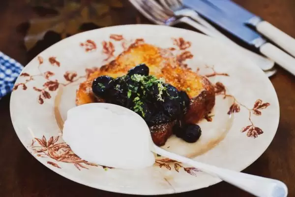 Gebakken Fries suikerbrood, blauwe bessen, honing, marscarpone en dragon