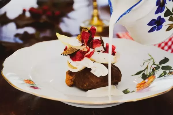Zacht gegaarde varkenswang met aardpeer, truffel en rauwe paddestoelen