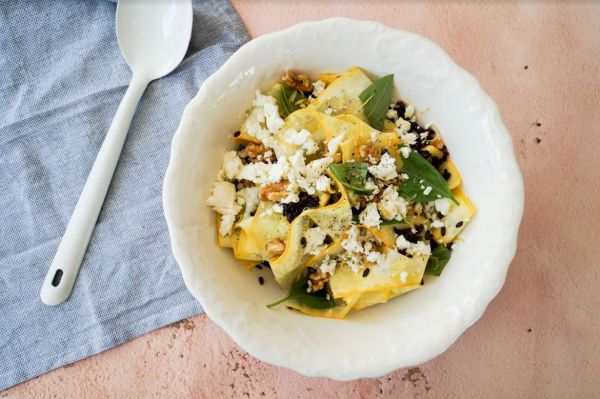 Courgettesalade met zwarte rijst, citroen, feta en walnoten